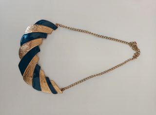 Collar dorado y azul, sin marca