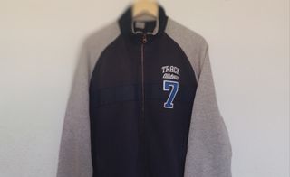 Chaqueta deportiva azul y gris
