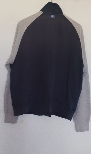 Chaqueta deportiva azul y gris