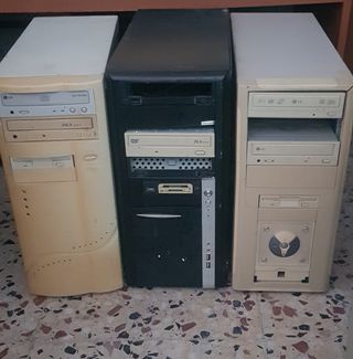 Monitor CRT Samtron 768 y 3 torres PC