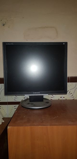 Monitor CRT Samtron 768 y 3 torres PC