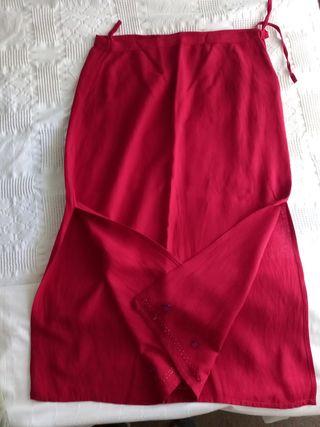 Falda larga roja.