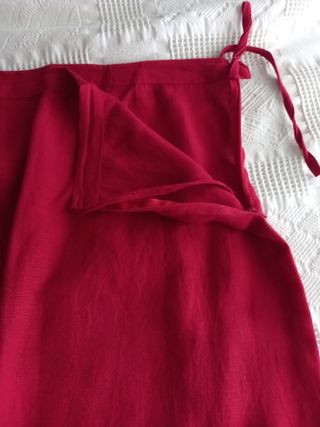 Falda larga roja.