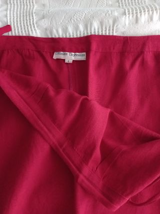 Falda larga roja.