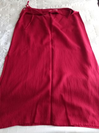 Falda larga roja.