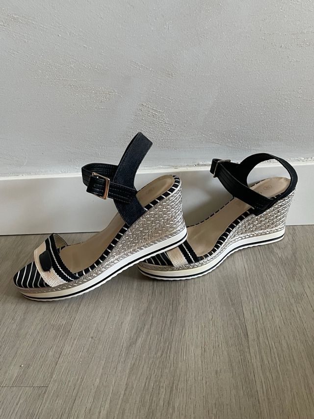 Cuñas negras y blancas