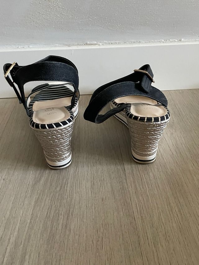 Cuñas negras y blancas