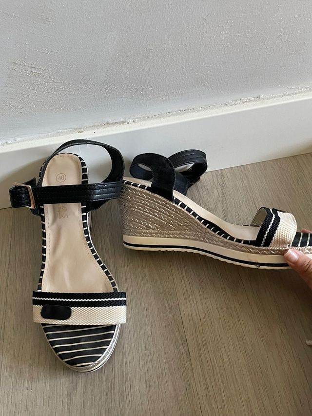 Cuñas negras y blancas