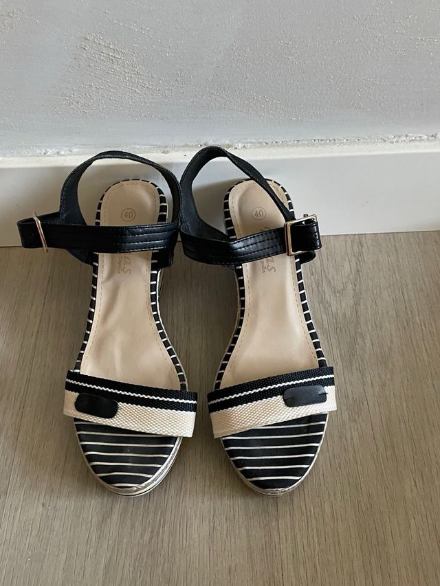 Cuñas negras y blancas