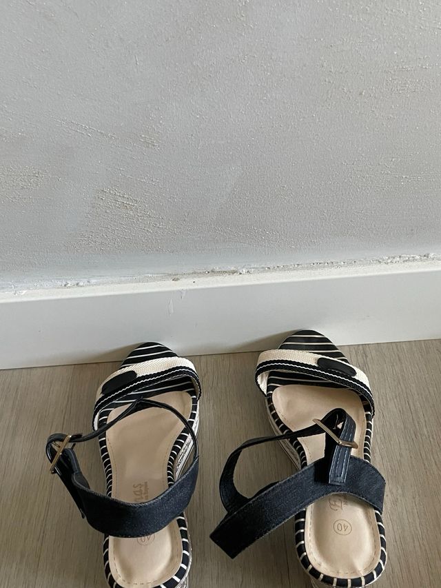 Cuñas negras y blancas