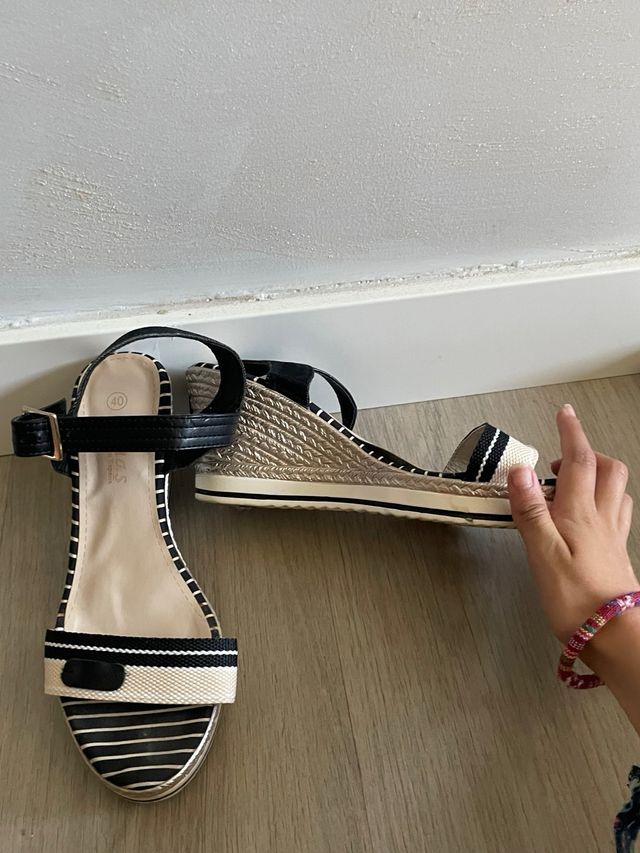 Cuñas negras y blancas