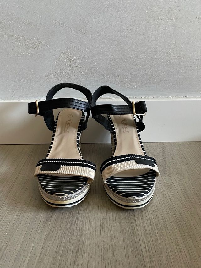 Cuñas negras y blancas