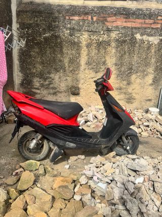 Moto Suzuki - Ciclomotor roja