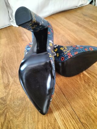 Zapatos tacón azul floral