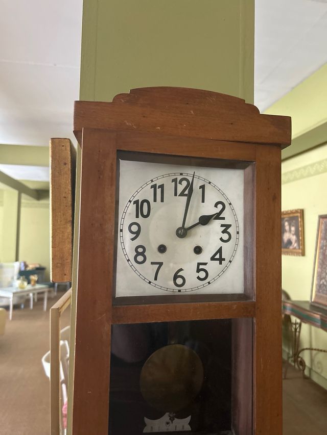 Reloj antiguo de madera
