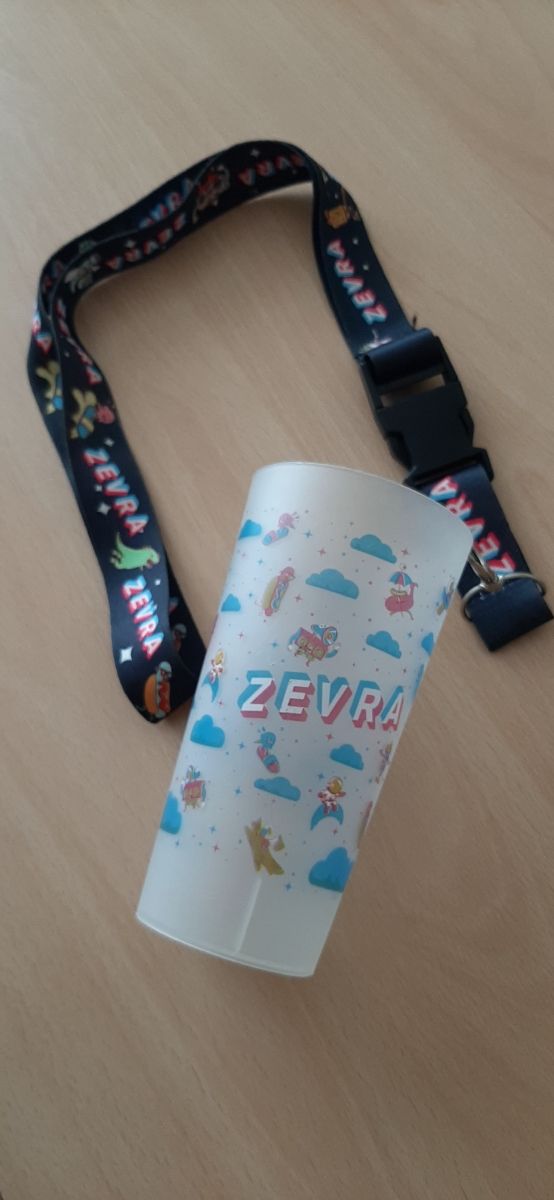 Vaso plástico Zebra con cinta para colgar