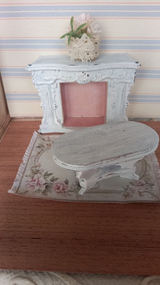 Miniatura camino e tavolino per bambole
