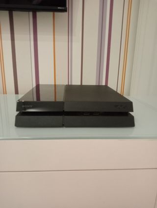 PS4 (PlayStation 4) negra.