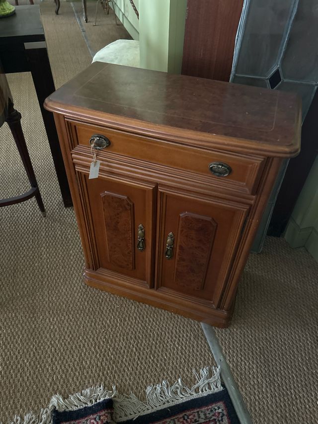 Mueble de madera marrón