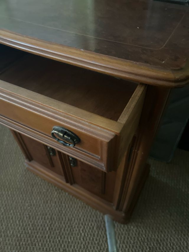 Mueble de madera marrón