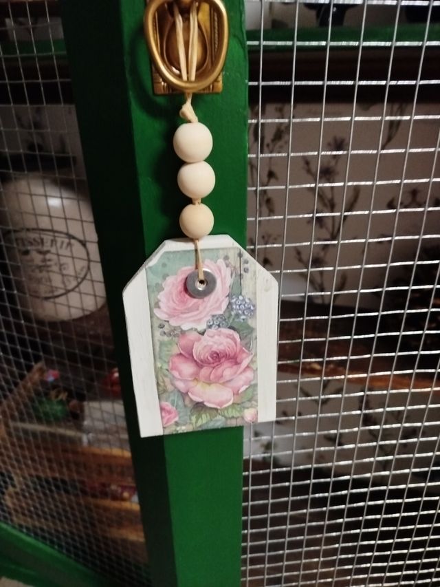 Adorno de madera con rosas