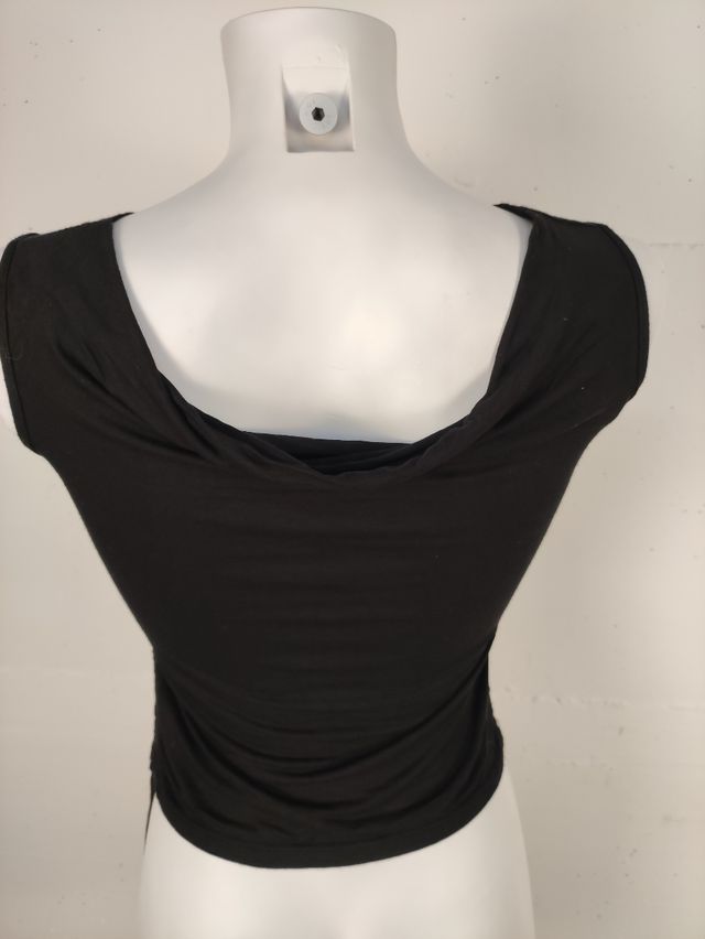 Top nero con dettagli oro