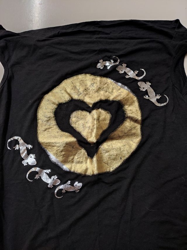 Top nero con dettagli oro