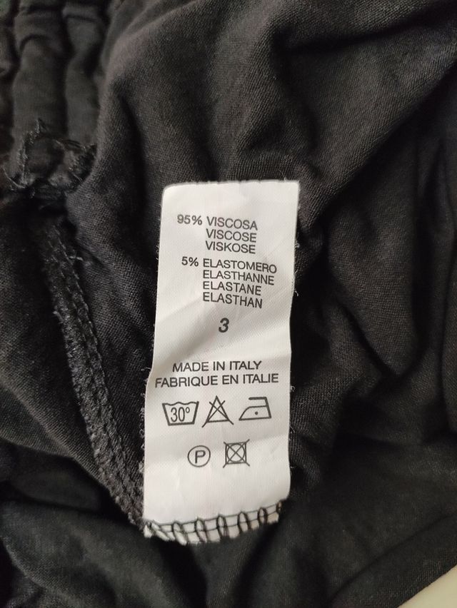 Top nero con dettagli oro