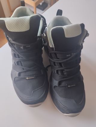 Botas montaña Gore-Tex azul marino. 
