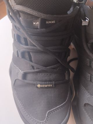 Botas montaña Gore-Tex azul marino. 