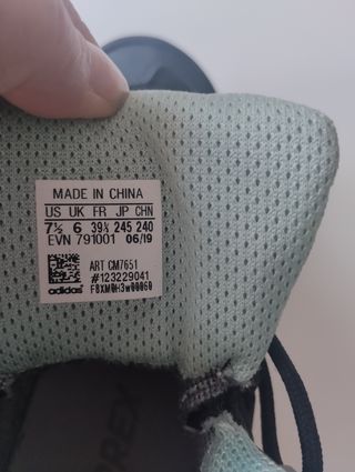 Botas montaña Gore-Tex azul marino. 