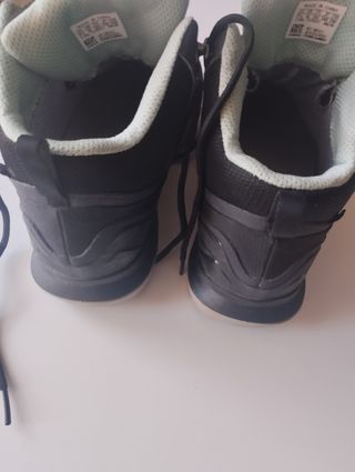 Botas montaña Gore-Tex azul marino. 