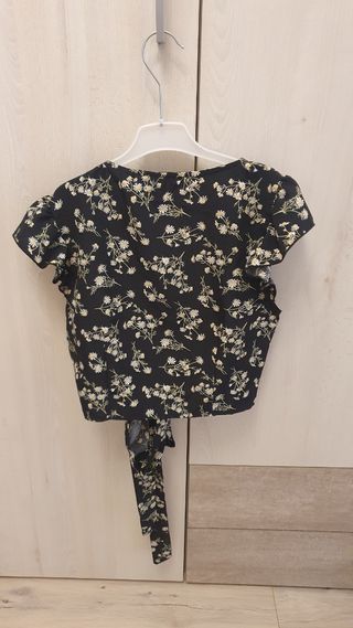 Blusa negra Shein c/ estampado flores