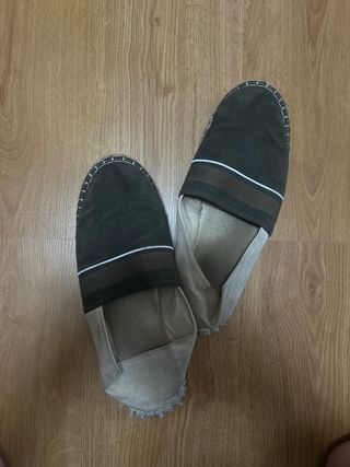 Alpargatas verdes y beige usadas