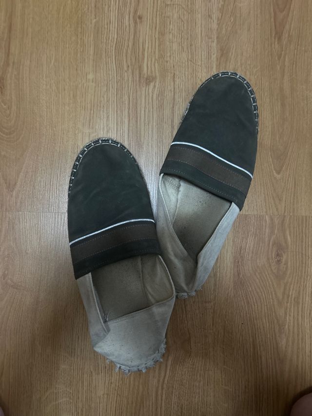 Alpargatas verdes y beige usadas