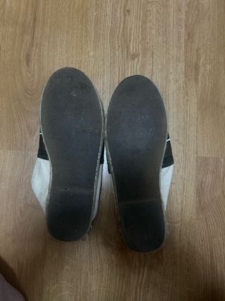 Alpargatas verdes y beige usadas