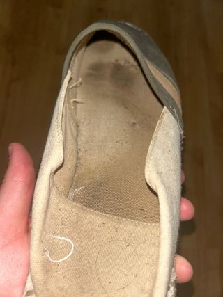 Alpargatas verdes y beige usadas