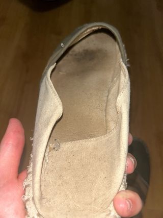 Alpargatas verdes y beige usadas