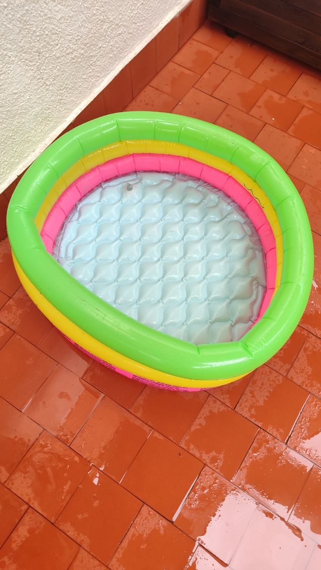 Piscina infantil hinchable multicolor.