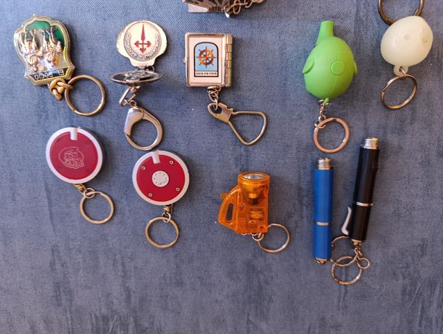 16 portachiavi assortiti