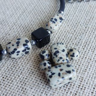 Collana in Dalmatite ,cubetti di vetro  e gomma