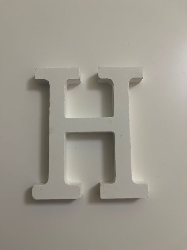 Letra decorativa H - Madera blanca
