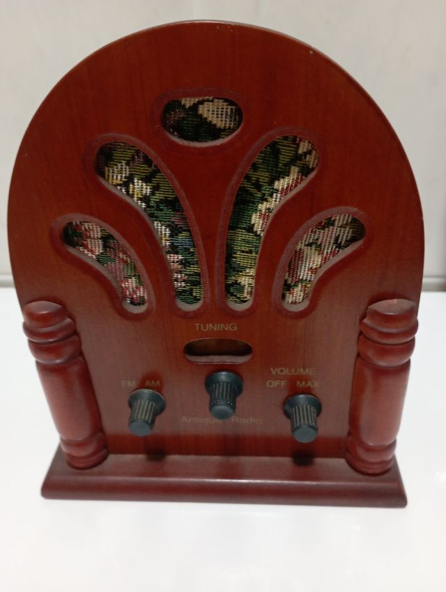 Radio antigua de madera, en forma de Catedral.