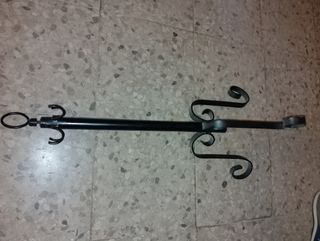 Colgador negro de  metal para chimenea