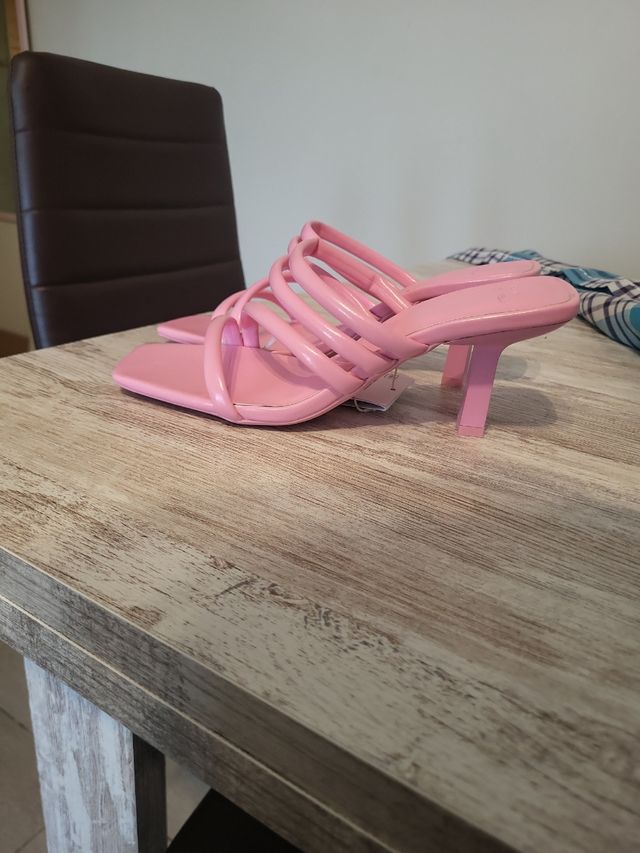 Sandalias rosa Bershka tacón bajo