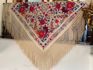 Manton Manila antiguo bordado a mano.