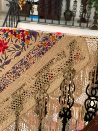 Manton Manila antiguo bordado a mano.