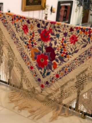 Manton Manila antiguo bordado a mano.