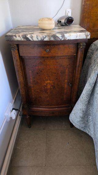 Dormitorio antiguo: cama y mesitas