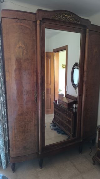 Dormitorio antiguo: cama y mesitas